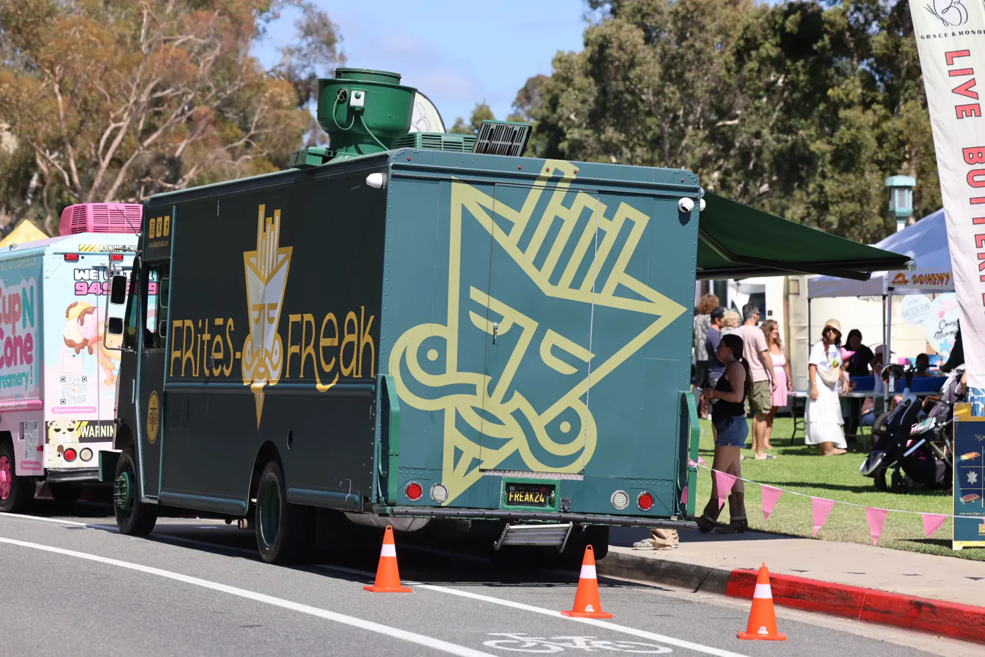 The truck's rear mural with the FRitēS-FReaK mascot